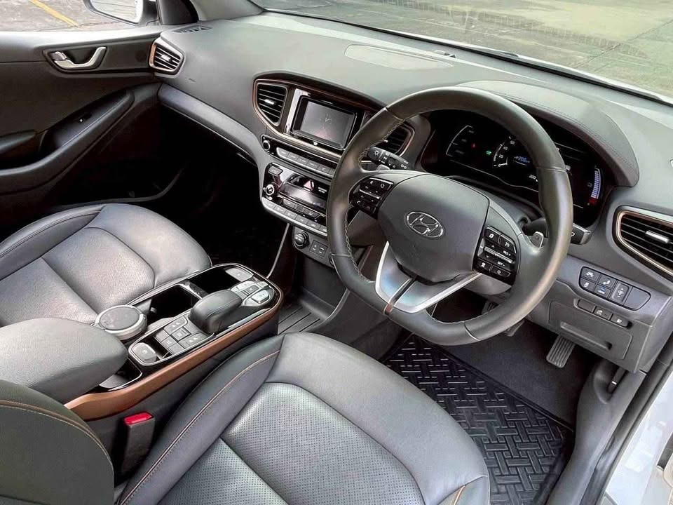 Car image 6
